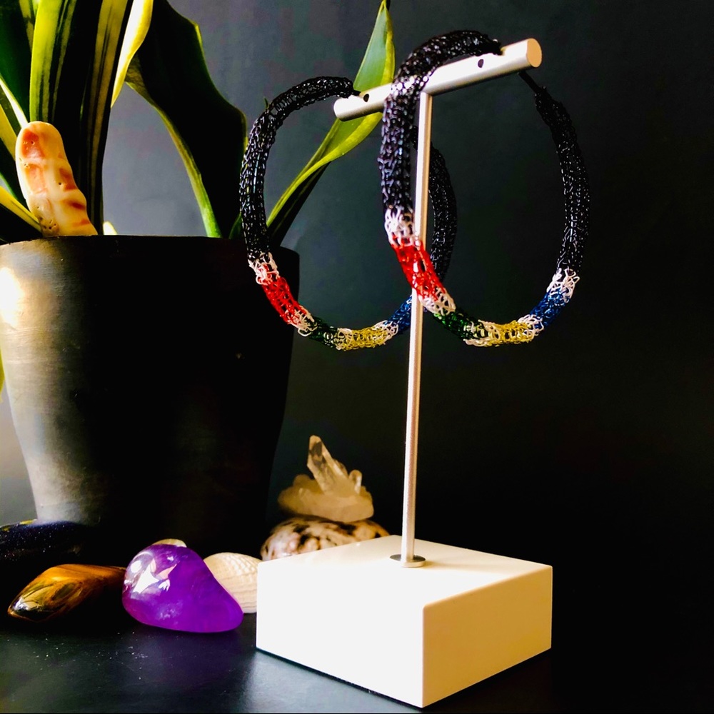 2.5” Handmade Lightweight Color Block Wire Hoops - Picture 4 of 6